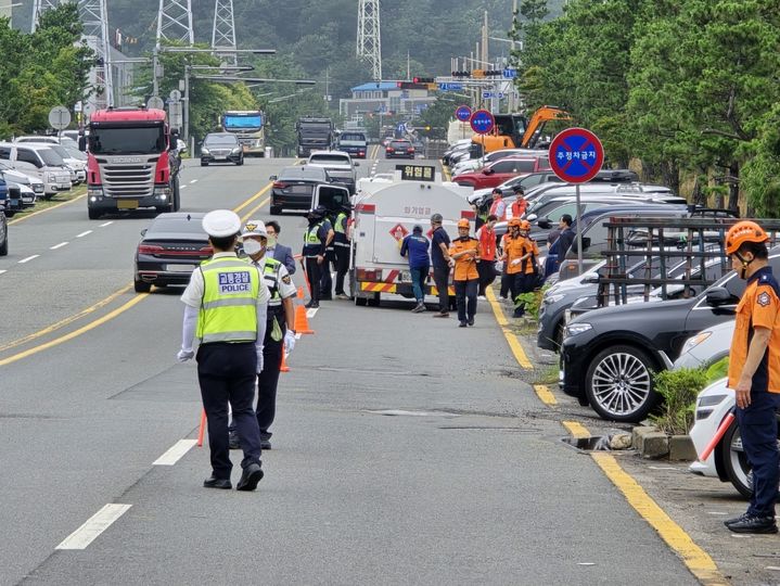 [서울=뉴시스] 국토교통부와 한국교통안전공단은 지난 11일 울산 온산국가산업단지 일대에서 위험물 적재차량에 대한 주요 운행구간 합동점검 및 교통안전캠페인을 실시했다고 14일 밝혔다. (사진=국토부 제공) 2024.07.14. photo@newsis.com *재판매 및 DB 금지