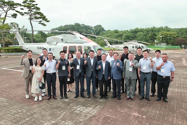 [당진=뉴시스] 14일 당진종합운동장에서 당진시 관계자와 중국 방문단이 석문산업단지 현장을 보기 위해 헬기에 오르기 전 화이팅을 외치며 기념 촬영을 하고 있다. (사진=당진시 제공) 2024.07.14. *재판매 및 DB 금지