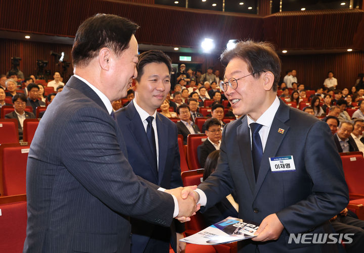 [서울=뉴시스] 권창회 기자 = 김두관(왼쪽부터), 김지수, 이재명 더불어민주당 당대표 후보가 14일 오후 서울 여의도 국회 도서관에서 열린 제1차 전국당원대회 예비경선에 앞서 인사하고 있다. 2024.07.14. kch0523@newsis.com