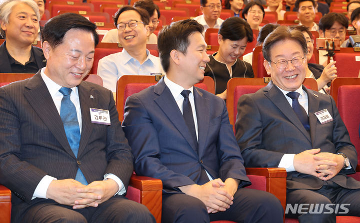 [서울=뉴시스] 권창회 기자 = 김두관(왼쪽부터), 김지수, 이재명 더불어민주당 당대표 후보들이 14일 오후 서울 여의도 국회 도서관에서 열린 제1차 전국당원대회 최고위원 예비경선에서 선출된 뒤 밝게 웃고 있다. 2024.07.14. kch0523@newsis.com