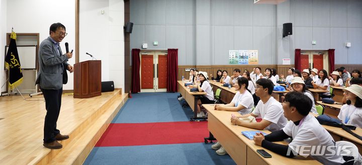 [울릉=뉴시스] 김선웅 기자 = 김윤배 한국해양과학기술원 울릉도·독도해양연구기지 대장이 14일 경북 울릉군 소재 울릉도·독도해양연구기지에서 2024 해양문화 대장정 참가 대원들을 대상으로 '울릉도·독도 해양생태와 해양영토 가치'를 주제로 특강을 하고 있다.2024 해양문화 대장정은 해양수산부(장관 강도형) 주최, 한국해양재단(이사장 문해남) 주관 및 민영뉴스통신사 뉴시스(대표이사 사장 염영남)가 주관 언론사로 참여하며 차세대 주역인 대학생들이 독도·울릉도 등 해양문화 관련 지역 탐방 및 해양시설 견학을 통해 해양문화에 대한 이해와 관심을 높이기 위해 개최됐다. 2024.07.14. mangusta@newsis.com