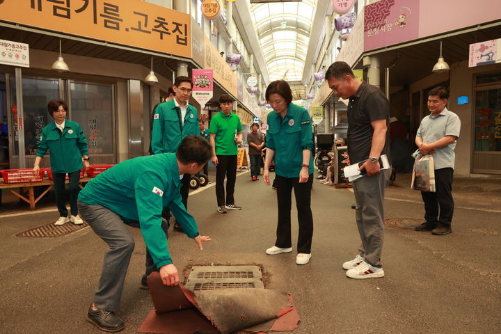 [서울=뉴시스] 오영주 중소벤처기업부 장관이 15일 대전 문창시장을 방문해 수해 대비 상황을 점검하고 있다. (사진=중기부 제공) 2024.07.15. photo@newsis.com *재판매 및 DB 금지