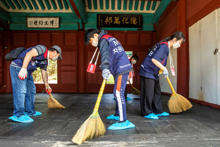 [사진=뉴시스] 현대모비스 임직원들과 그 가족들이 문화재 보호 활동을 진행하고 있다. (사진=현대모비스 제공) 2024.07.15 photo@newsis.com *재판매 및 DB 금지