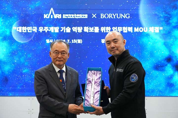 [서울=뉴시스] 김정균 보령 대표(오른쪽)와 이상률 한국항공우주연구원장이 업무협약을 체결하고 기념촬영을 하고 있다. (사진=보령 제공) 2024.07.15. photo@newsis.com *재판매 및 DB 금지