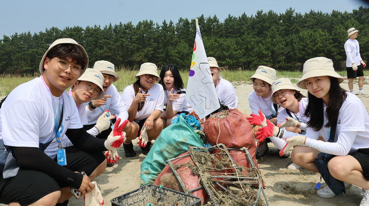 '2024년 대한민국 해양문화 대장정' 서해팀(도약팀) 참가자들이 서해 최북단 백령도를 방문해 해양영토 수호 의지를 다지고, 해양 정화활동을 벌였다. (사진=한국해양재단 제공) *재판매 및 DB 금지