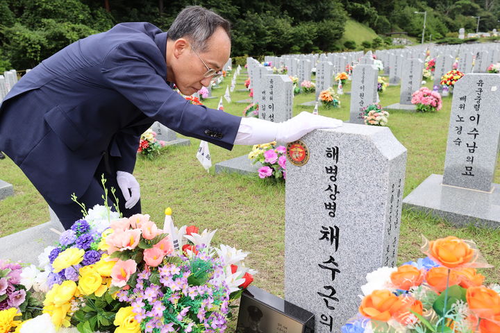 [서울=뉴시스] 권창회 기자 = 추경호 국민의힘 원내대표가 15일 국립대전현충원을 찾아 1주기를 앞두고 있는 고 채상병 묘소를 참배하고 있다. (사진=국민의힘 제공) 2024.07.15. photo@newsis.com *재판매 및 DB 금지