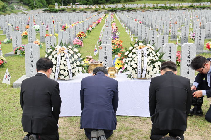 [서울=뉴시스] 권창회 기자 = 추경호 국민의힘 원내대표가 지난 15일 국립대전현충원을 찾아 1주기를 앞두고 있는 고 채상병 묘소를 참배하고 있다. (사진=국민의힘 제공) 2024.07.15. photo@newsis.com *재판매 및 DB 금지