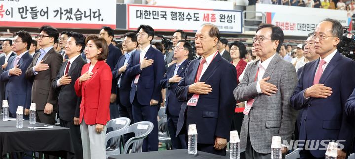 [천안=뉴시스] 조성봉 기자 = 황우여 국민의힘 비대위원장과 추경호 원내대표, 서경수 선관위원장을 비롯한 당 대표 후보들이 15일 오후 충남 천안시 유관순체육관에서 열린 국민의힘 제4차 전당대회 대전·세종·충북·충남 합동연설회에서 묵념을 하고 있다. 왼쪽부터 윤상현, 한동훈, 원희룡, 나경원 국민의힘 당대표 후보, 황 비대위원장, 서 선관위원장, 추 원내대표. 2024.07.15. suncho21@newsis.com