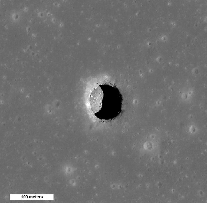 NASA의 달 정찰 궤도선(LRO)이 촬영한 달 지하 동굴과 연결돼있을 것으로 추정되는 구덩이(Mare Tranquillitatis)의 모습. (사진=NASA) *재판매 및 DB 금지