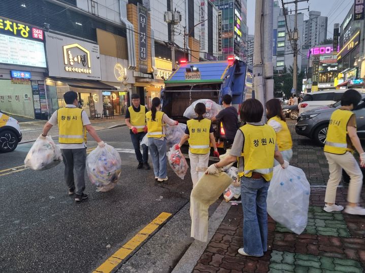 [창원=뉴시스] 강경국 기자 = 경남 창원시청 자원순환과 직원들이 16일 의창·성산구 상업지역에서 재활용품을 수거하고 있다. (사진=창원시청 제공). 2024.07.16. photo@newsis.com *재판매 및 DB 금지