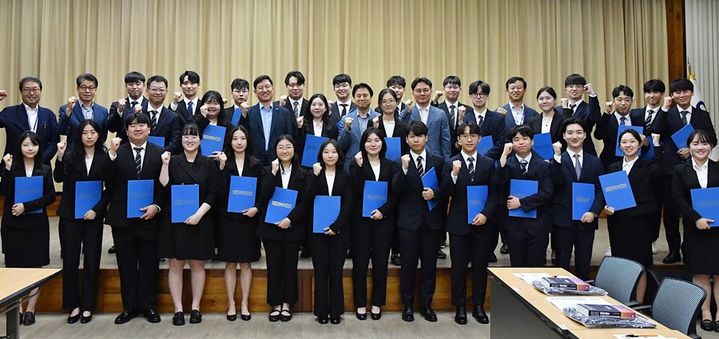 [대전=뉴시스]성창훈 사장이 31명의 신입직원들과 기념사진을 찍고 있다. 2024. 07. 16 *재판매 및 DB 금지