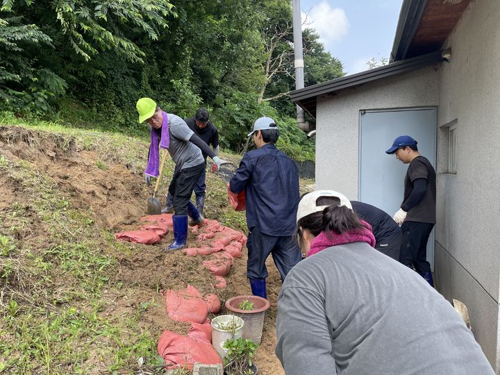 [논산=뉴시스]논산시청 직원들이 집중호우로 피해를 입은 주택에서 마대를 쌓는 작업을 하고 있다. 2024. 07. 16 *재판매 및 DB 금지