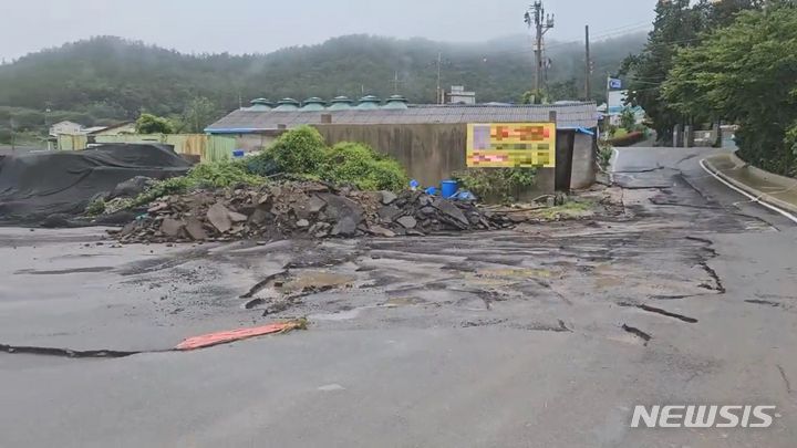 [진도=뉴시스] 전남 진도군에 최대 168.5㎜폭우가 쏟아진 지난달 16일 오전 진도군 고군면 아스콘 포장 도로가 비 피해를 입어 깨져있다. (사진 = 독자 제공) 2024.07.16. photo@newsis.com