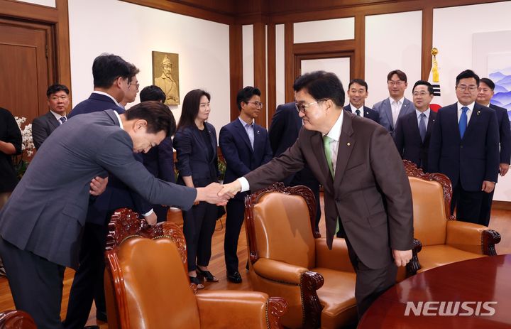 [서울=뉴시스] 조성봉 기자 = 우원식 국회의장이 16일 오전 서울 여의도 국회의장 집무실에서 본회의 개최 촉구를 위해 방문한 박찬대(뒷줄 오른쪽) 더불어민주당 당 대표 직무대행, 부승찬(왼쪽) 의원을 비롯한 원내대표단 인사하고 있다. 2024.07.16. suncho21@newsis.com