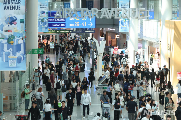 [인천공항=뉴시스] 김금보 기자 = 7월16일 인천국제공항 제1여객터미널 출국장 면세구역이 이용객들로 붐비고 있다. 2024.07.16. kgb@newsis.com