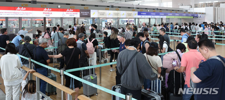 [인천공항=뉴시스] 김금보 기자 = 여름 휴가철이 시작된 16일 인천국제공항 제1여객터미널 출국장이 이용객들로 붐비고 있다. 2024.07.16. kgb@newsis.com