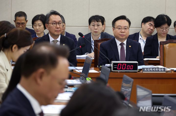 [서울=뉴시스] 조성봉 기자 = 조규홍 보건복지부 장관과 박민수(왼쪽) 제 2차관이 16일 오전 서울 여의도 국회에서 열린 보건복지위원회 전체회의에서 의원들의 질의를 듣고 있다. 2024.07.16. suncho21@newsis.com