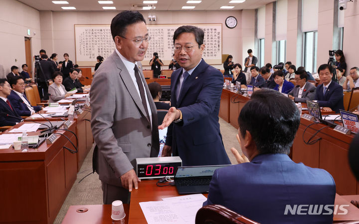 [서울=뉴시스] 조성우 기자 = 정청래(오른쪽) 국회 법제사법위원회 위원장이 16일 오후 서울 여의도 국회에서 열린 법제사법위원회 전체회의에서 윤석열 대통령 탄핵소추안 즉각 발의 요청에 관한 청원 관련 청문회 증인·참고인 추가 출석 요구의 건 토론에 앞서 발언 시간 논의를 위해 유상범(왼쪽) 국민의힘, 김승원 더불어민주당 간사와 논의하고 있다. 2024.07.16. xconfind@newsis.com