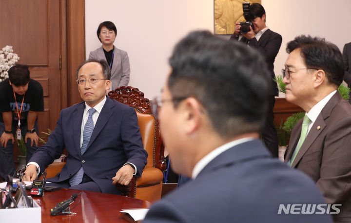 [서울=뉴시스] 조성봉 기자 = 추경호 국민의힘 원내대표가 16일 오후 국회 의장실에서 열린 국회의장 주재 여야 원내대표 회동에서 박찬대 더불어민주당 원내대표(가운데)의 발언을 듣고 있다. 오른쪽은 우원식 국회의장.(공동취재) 2024. 07.16. photo@newsis.com