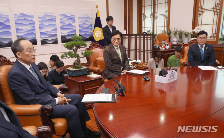 [서울=뉴시스] 조성봉 기자 = 우원식 국회의장이 지난달 16일 오후 국회 의장실에서 열린 국회의장 주재 여야 원내대표 회동에서 발언하고 있다. 왼쪽부터 추경호 국민의힘 원내대표, 우 의장, 박찬대 더불어민주당 원내대표.(공동취재) 2024.07.16. photo@newsis.com