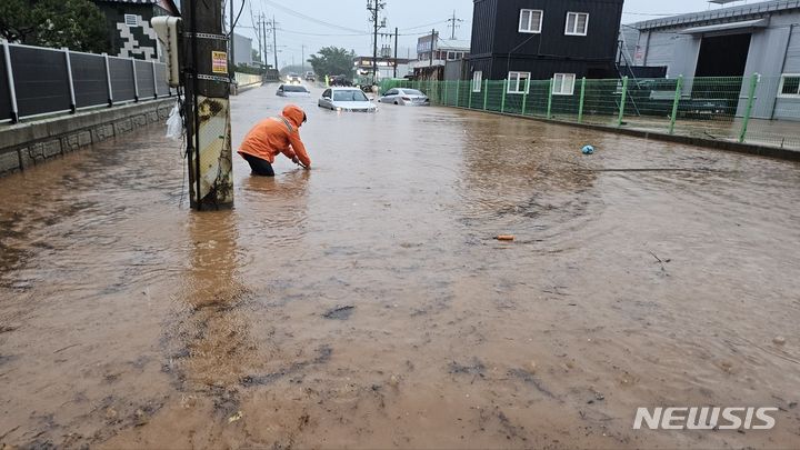 [파주=뉴시스] 파주 도로 침수. (사진=경기도북부소방재난본부 제공) 2024.07.17 photo@newsis.com