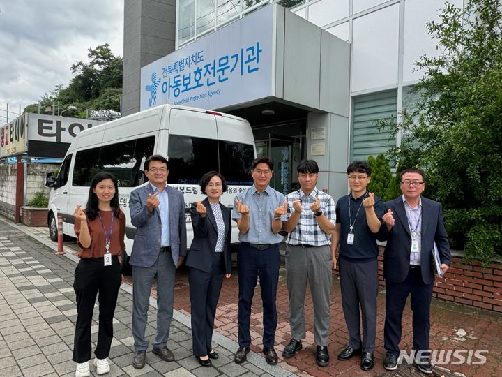 [전주=뉴시스] 이연주 전북도자치경찰위원장(왼쪽 세 번째)은 익산청소년경찰학교와 치안현장, 여성·아동 치안 협력 단체 등을 방문하고 현장 소통에 집중하고 있다.  *재판매 및 DB 금지