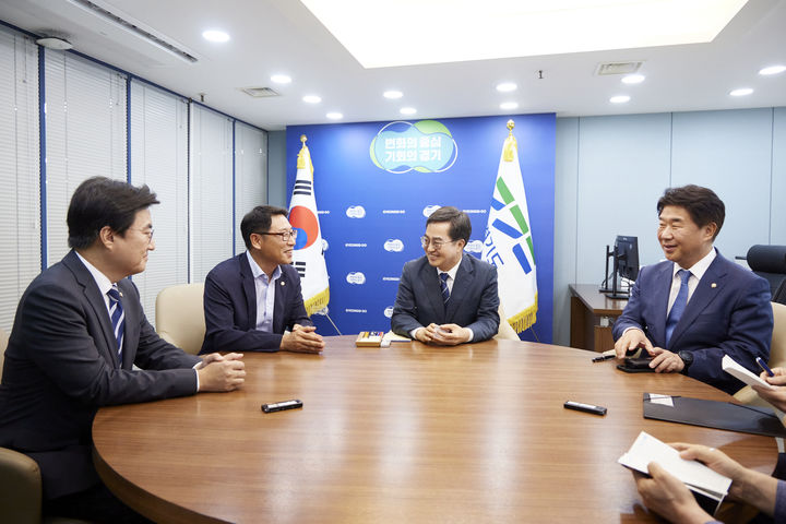 [수원=뉴시스] 김동연 경기도지사가 16일 오후 서울 여의도에서 민주당 이기헌, 김영환, 김성회 의원과 K-컬처밸리 사업 관련 긴급 회동을 갖고 있다. (사진=경기도 제공) 2024.07.17. photo@newsis.com *재판매 및 DB 금지