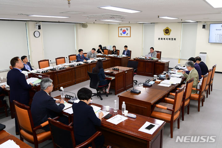 [창원=뉴시스]경남도의회 문화복지위원회가 17일 위원회실에서 경남도 복지여성국의 주요 업무보고를 청취하고 있다.(사진=경남도의회 제공)2024.07.17. photo@newsis.com