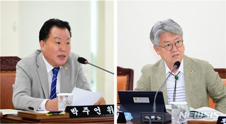 [창원=뉴시스]경남도의회 문화복지위원회 박주언(왼쪽) 위원장과 신종철 위원이 17일 경남도 복지여성국의 주요업무보고를 청취하면서 복지정책 관련 질의를 하고 있다.(사진=경남도의회 제공02024.07.17. photo@newsis.com