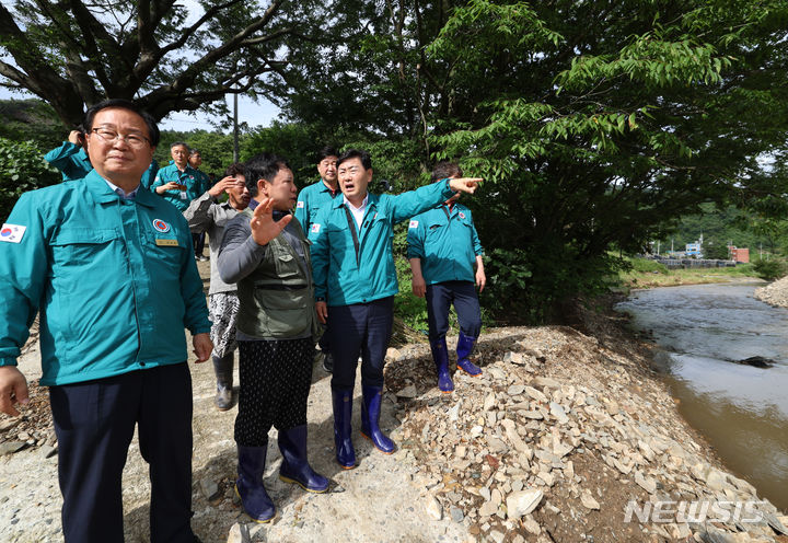 [완주=뉴시스] 김관영 전북특별자치도지사는 17일 집중 호우피해지역인 완주군 소재 화산면에 위치한 축산피해 현장을 방문해 피해 농가 애로사항을 청취하고, 축사 피해를 입은 농가주를 위로했다. 이어 화산면에 위치한 고산천 지방하천 붕괴 현장을 방문해 응급복구 상황을 지켜보고 있다. 2024.07.17 (사진=전북자치도 제공) *재판매 및 DB 금지