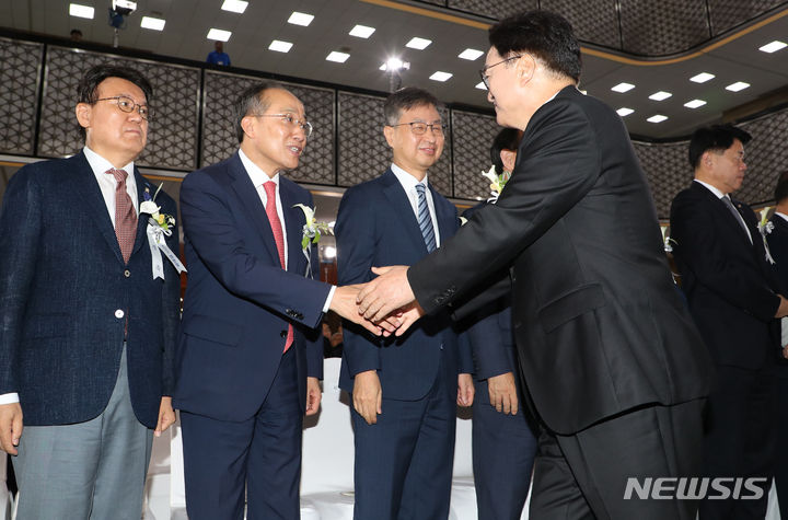 [서울=뉴시스] 국회사진기자단 = 우원식 국회의장이 17일 오전 서울 여의도 국회에서 열린 제76주년 제헌절 기념식에서 추경호 국민의힘 원내대표와 인사하고 있다. 2024.07.17. photo@newsis.com