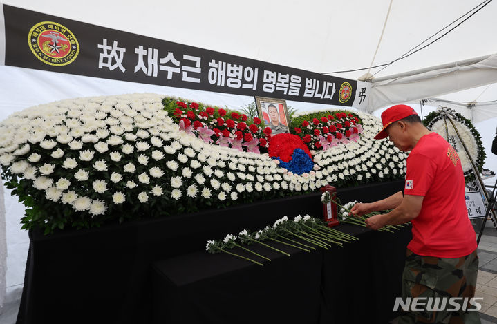 [서울=뉴시스] 황준선 기자 = 해병대 예비역 단체원들이 17일 오전 서울 중구 청계광장에 마련된 故채수근 상병 순직 1주기 추모 시민분향소에서 헌화하고 있다. 2024.07.17. hwang@newsis.com