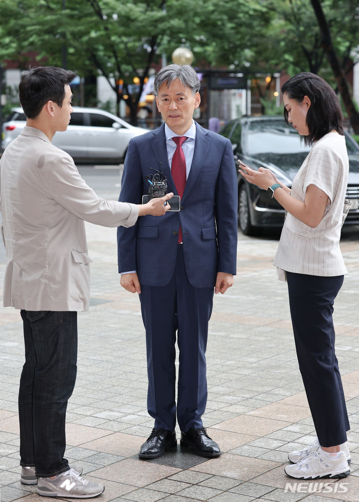 [서울=뉴시스] 김진아 기자 = 조지호 신임 경찰청장 후보자가 17일 오후 서울 서대문구 국가경찰위원회에서 열린 신임 경찰청장 임명제청동의임시회의에 출석하던 중 취재진의 질문에 답하고 있다. 2024.07.17. bluesoda@newsis.com