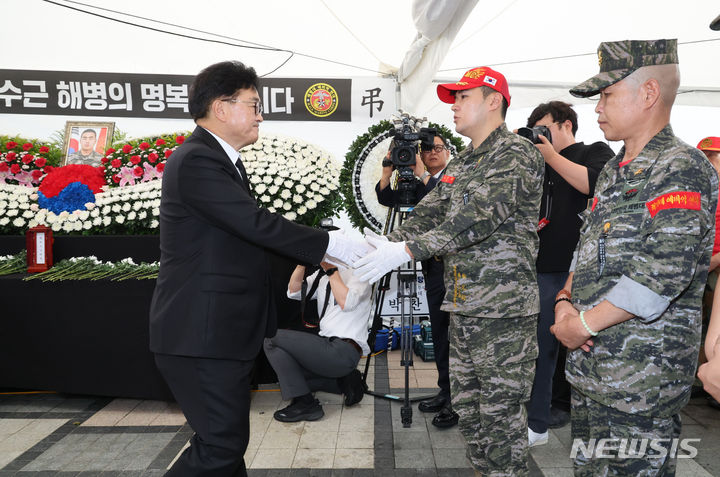 [서울=뉴시스] 황준선 기자 = 우원식 국회의장이 17일 오후 서울 중구 청계광장에 마련된 故 채수근 상병 순직 1주기 추모 시민분향소를 찾아 해병대 예비역 단체원들과 인사를 나누고 있다. 2024.07.17. hwang@newsis.com