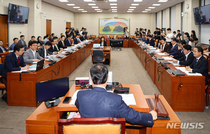 [서울=뉴시스] 권창회 기자 = 윤한홍 국회 정무위원장이 17일 오후 서울 여의도 국회에서 열린 정무위원회 전체회의에서 의사봉을 두드리고 있다. 2024.07.17. kch0523@newsis.com