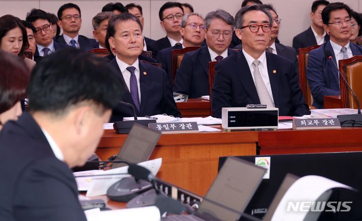 [서울=뉴시스] 조성봉 기자 = 조태열 외교부 장관과 김영호(왼쪽) 통일부 장관이 17일 오후 서울 여의도 국회에서 열린 외교통일위원회 전체회의에서 의원들의 질의를 듣고 있다. 2024.07.17. suncho21@newsis.com