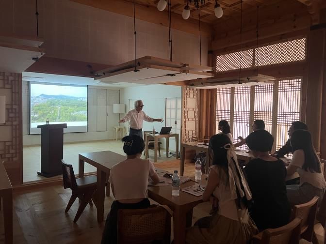 [서울=뉴시스] 한국전통문화대학교 유현당에서 진행된 신숙 교수의 한국미술사 특강 (사진=국가유산청 제공) 2024.07.18. photo@newsis.com *재판매 및 DB 금지