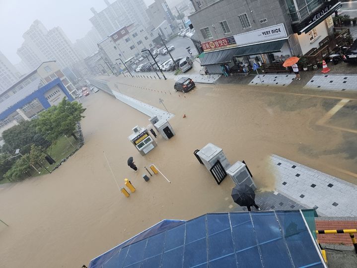 [당진=뉴시스] 18일 호우경보가 내려진 당진시 내 당진정보고가 호우로 침수가 된 모습.(사진=당진시 제공) 2024.07.18. *재판매 및 DB 금지