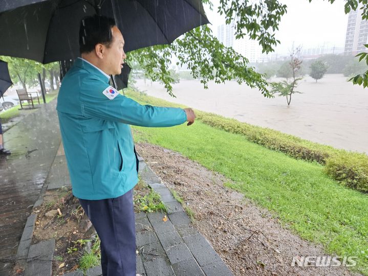 [오산=뉴시스] 이권재 시장이 범람위험이 있는 오산천 주변을 둘러보며 철저한 대비를 지시하고 있다. (사진 = 오사시 제공) 2024.07.18. photo@newsis.com 