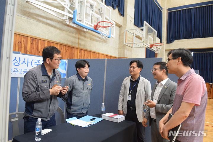 [완주=뉴시스] 완주군의회 김재천 부의장(오른쪽 두 번째)이 전북하이텍고등학교에서 진행된 ‘완주 컨소시엄 채용 박람회’ 현장을 찾아 참여기업체 담당자 등을 격려하고 있다. *재판매 및 DB 금지