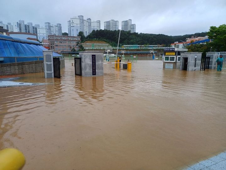 [서울=뉴시스] 김동환 인턴기자 = 18일 충남 당진시 당진정보고등학교 학교 정문이 물에 잠겨 있다. (사진=독자 제공). 2024.07.18. photo@newsis.com *재판매 및 DB 금지