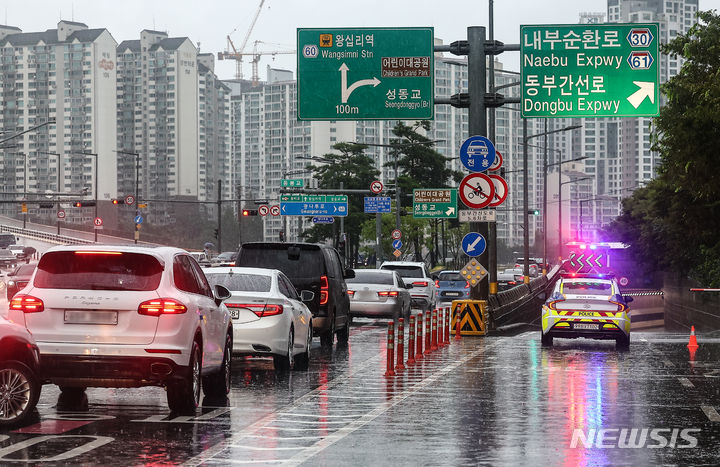 [서울=뉴시스] 김근수 기자 = 서울 지역에 호우경보가 내려진 18일 서울 성동구 성동교 인근 동부간선도로 진출입로가 통제되고 있는 모습. 2024.07.18. ks@newsis.com