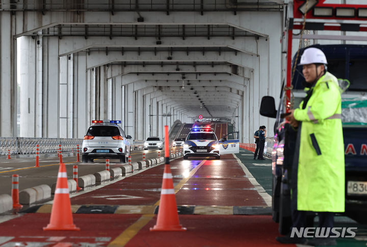 [서울=뉴시스] 김금보 기자 = 18일 연일 이어진 집중호우로 한강 수위가 상승하면서 서울 서초구 잠수교 보행로가 통제되고 있다. 2024.07.18. kgb@newsis.com