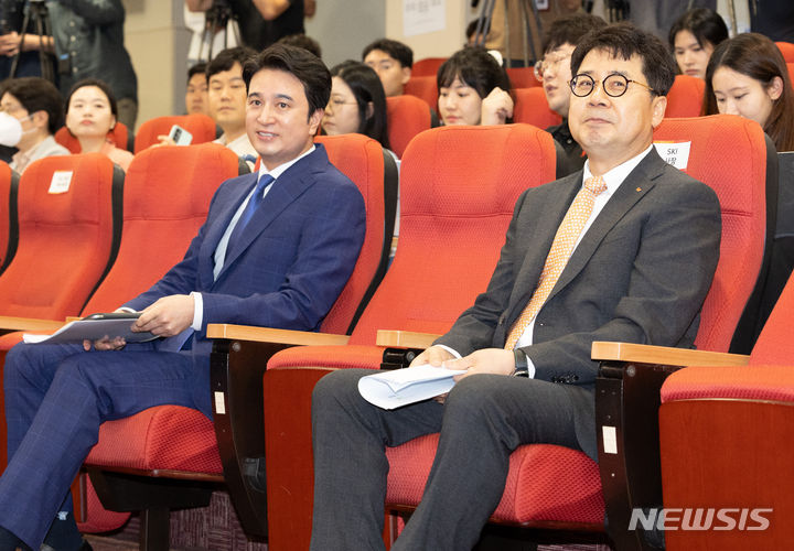 [서울=뉴시스] 황준선 기자 = 박상규(오른쪽) SK이노베이션 사장과 추형욱 SK E&S 사장 18일 오전 서울 종로구 SK서린빌딩에서 열린 SK이노베이션-SK E&S 합병 관련 기자간담회에 참석해 있다. 2024.07.18. hwang@newsis.com