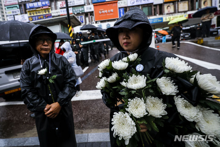 [서울=뉴시스] 정병혁 기자 = 서이초 순직교사 1주기인 18일 서울 서초구 서울서이초등학교 앞에서 전국교직원노동조합 조합원 및 시민들이 국화꽃을 들고 국회 앞까지 추모행진을 하고 있다. 2024.07.18. jhope@newsis.com