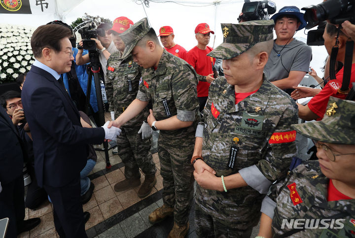 [서울=뉴시스] 황준선 기자 = 이재명 더불어민주당 전 대표가 18일 오전 서울 중구 청계광장에 마련된 故채수근 상병 순직 1주기 추모 시민분향소를 찾아 해병대 예비역 단체원들과 인사하고 있다. 2024.07.18. hwang@newsis.com