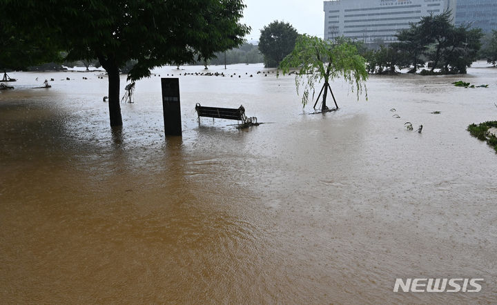 [오산=뉴시스] 김종택 기자 = 수도권 지역에 호우특보가 발효된 18일 경기도 오산시 오산천 산책로에 운동기구가 물에 잠겨있다. 2024.07.18. jtk@newsis.com