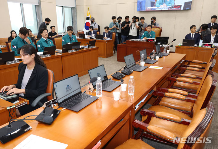 [서울=뉴시스] 고승민 기자 = 신정훈 국회 행정안전위원장이 18일 서울 여의도 국회에서 2024년 민생위기 극복을 위한 특별조치법안 등을 안건으로 열린 행정안전위원회 전체회의를 주재하고 있다. 안건 상정에 반대하며 야당과 설전을 벌이던 국민의힘 의원들은 퇴장했다. 2024.07.18. kkssmm99@newsis.com