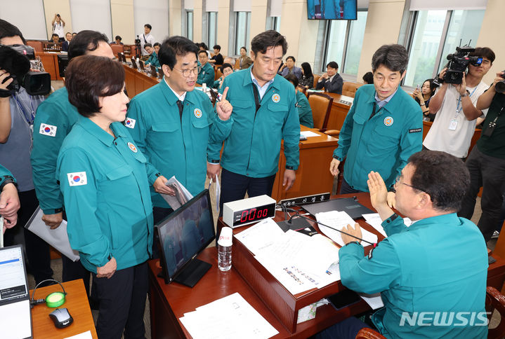 [서울=뉴시스] 고승민 기자 = 조은희 국민의힘 행안위 간사와 의원들이 18일 서울 여의도 국회에서 2024년 민생위기 극복을 위한 특별조치법안 등을 안건으로 열린 행정안전위원회 전체회의에서 신정훈 위원장에게 항의하고 있다. 2024.07.18. kkssmm99@newsis.com