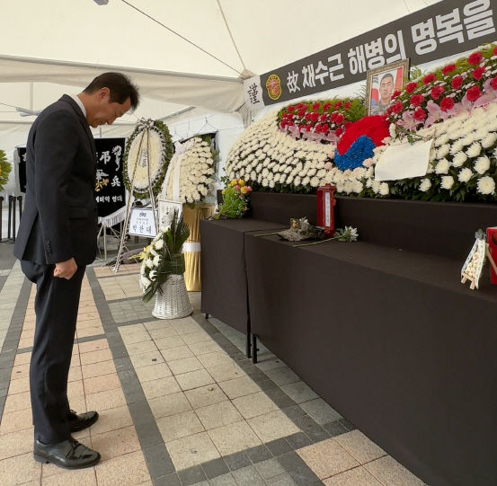 [서울=뉴시스]오세훈, 채상병 분향소 방문. 2024.07.19. (사진=서울시 제공) *재판매 및 DB 금지